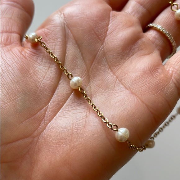 Elegant Gold and Pearl Necklace - Picture 6 of 10